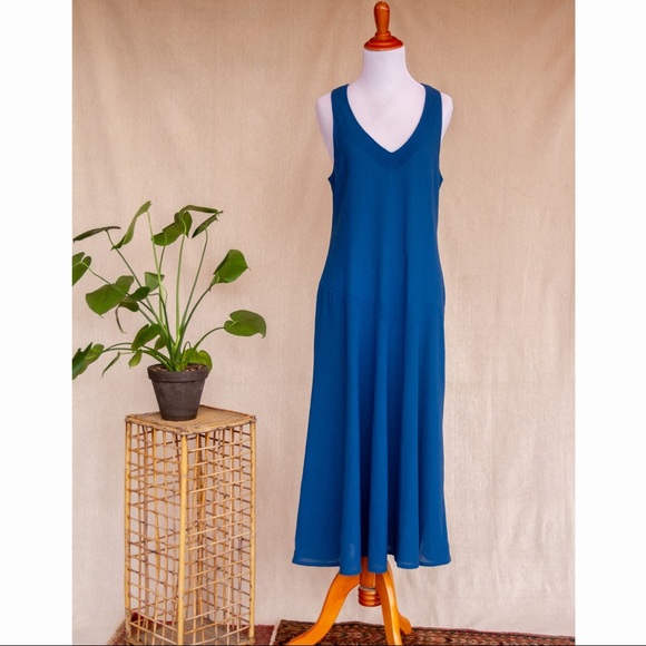 Dresses & Skirts - Blue flowy v-neck dress